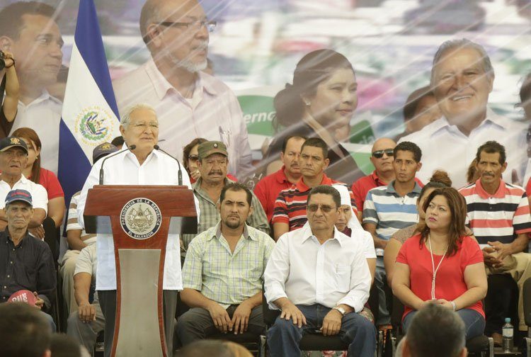 Presidente Salvador Sánchez Cerén entrega más de 81 mil títulos de propiedad durante su gobierno