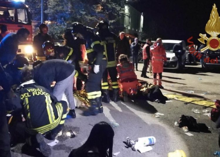 TRAGEDIA | Estampida en club nocturno de Italia deja al menos seis muertos