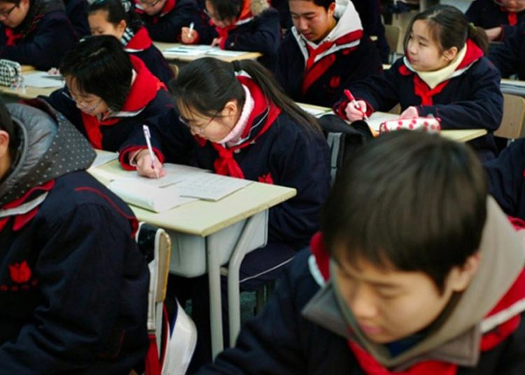 China utiliza uniformes inteligentes para evitar el ausentismo escolar
