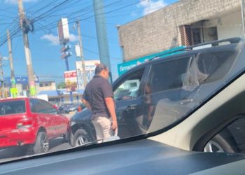 Tratan de identificar a sujeto armado que amenazó a un conductor sobre la 75 Avenida Norte