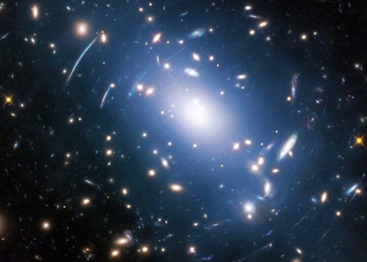 Telescopio Hubble muestra cómo se distribuye la materia oscura