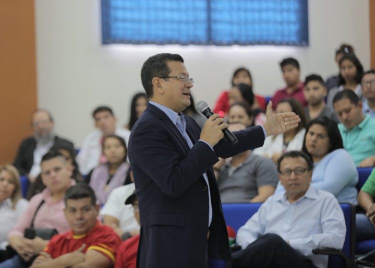 Hugo Martínez confirma participación en debate de la UES el 16 de diciembre