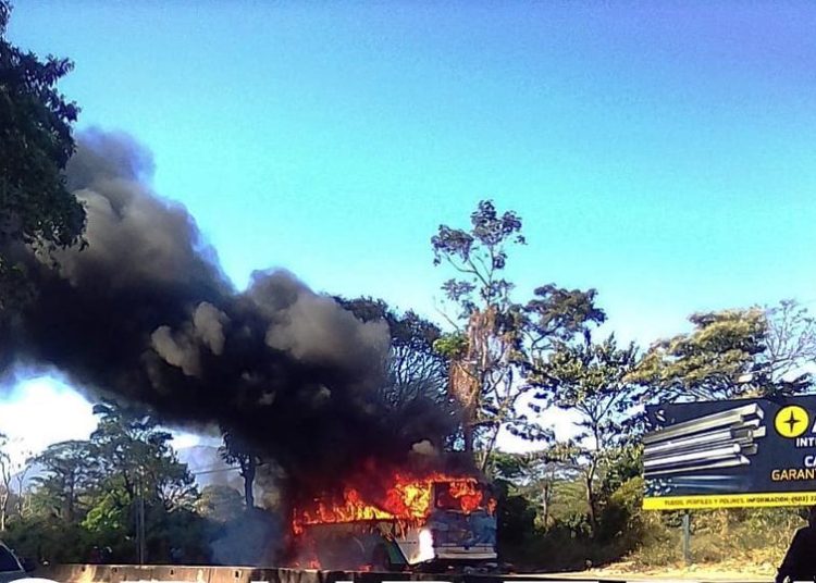 Bomberos sofocan incendio de autobús de ruta 205