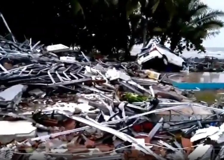 (VÍDEOS) Un tsunami en Indonesia dejó al menos 43 muertos y 600 heridos