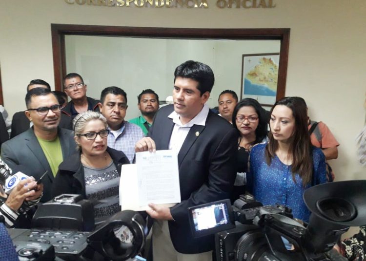 Diputado arenero propone que ISSS atienda a hijos de cotizantes hasta 18 años