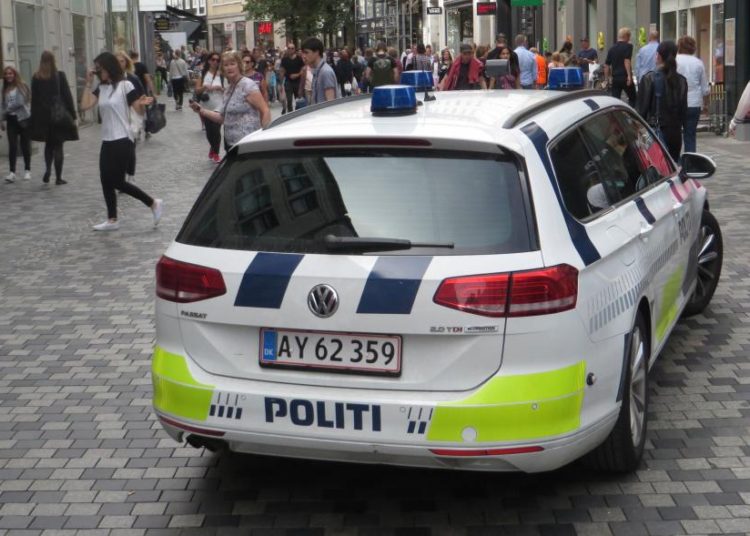 Ladrón de autos pide auxilio a policía al quedarse atorado en auto
