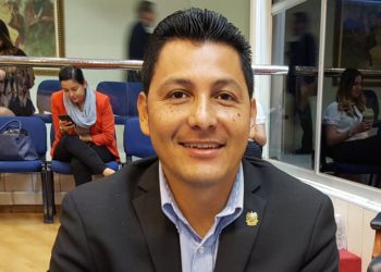 Diputado independiente: Hay una negociación bajo la mesa en elección de fiscal y aprobación de presupuesto