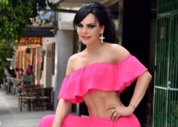 Maribel Guardia posa en bikini y deja al descubierto su sexy tatuaje
