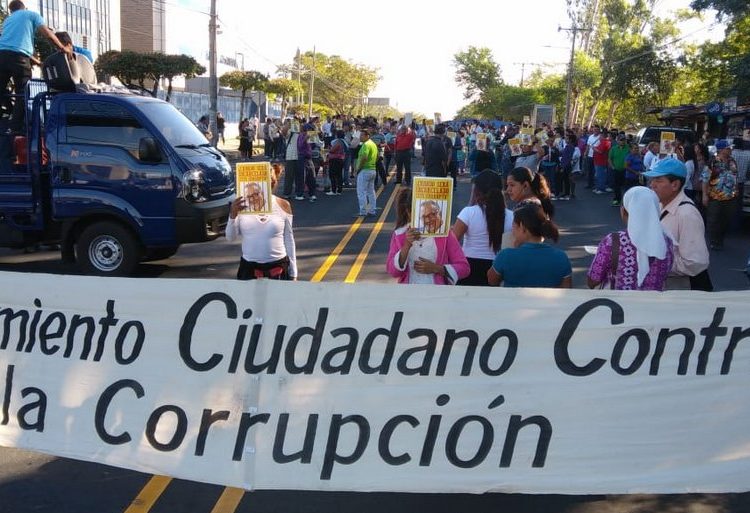 Movimiento social bloquea tráfico frente a tribunales para exigir captura de Adolfo Salume