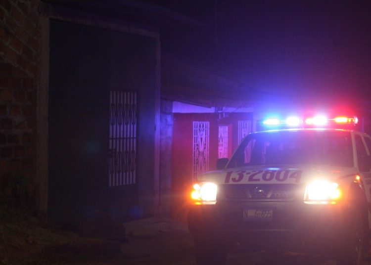 Con un palo de escoba golpean a un hombre hasta darle muerte en centro de San Salvador