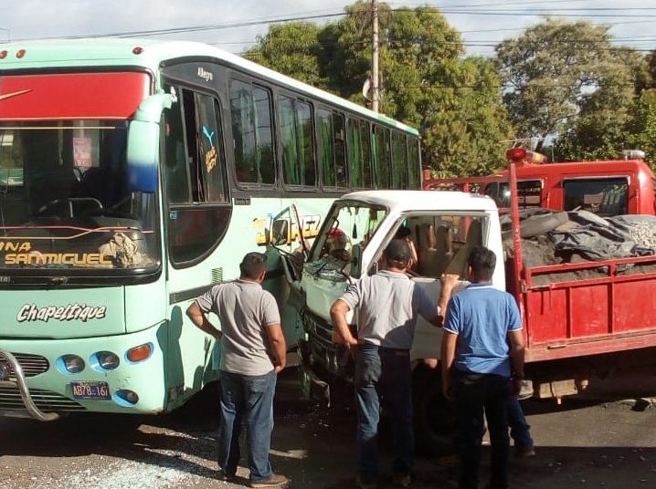 (VÍDEO) Hospitalizan a mujer con una varilla incrustrada en su pierna