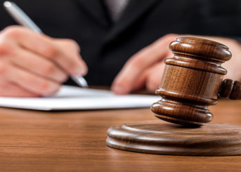 Condenan a una mujer a devolver a su exnovio los pagos que realizó durante su relación