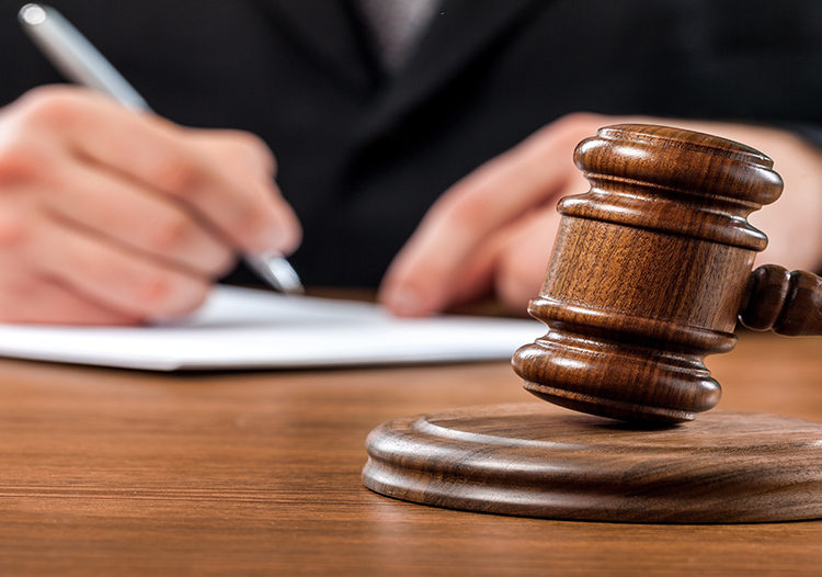 Condenan a una mujer a devolver a su exnovio los pagos que realizó durante su relación