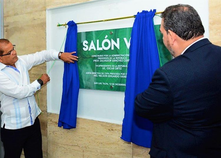 Vicepresidente Oscar Ortiz entrega mejoras en aeropuerto Monseñor Romero
