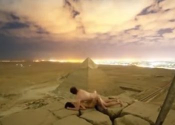 VÍDEO: Una pareja desnuda en lo alto de una de las tres pirámides de Giza desata el escándalo en Egipto