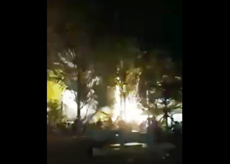 (VÍDEO) Cruz Verde reporta once personas quemadas por cohetes en el parque Libertad