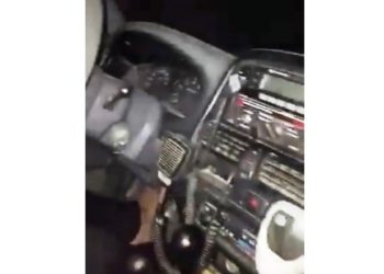 (VIDEO) Dos hombres hacen alarde de «robar» una patrulla de la PNC en San Miguel