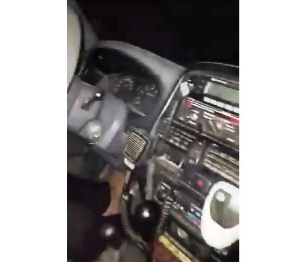(VIDEO) Dos hombres hacen alarde de «robar» una patrulla de la PNC en San Miguel