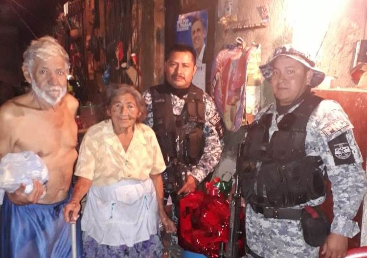 Policías fraternos con los más necesitados en fiestas de Navidad