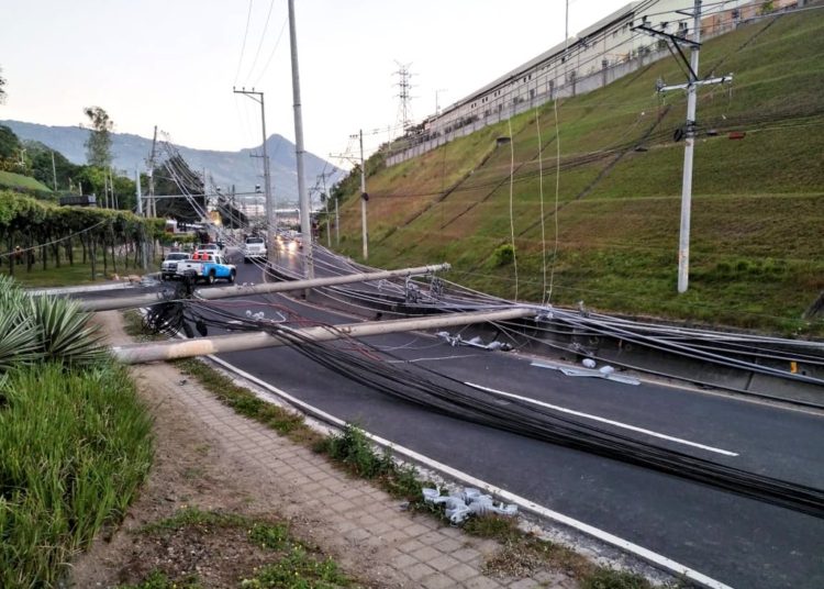 Caída de postes bloquea paso al Puerto de La Libertad