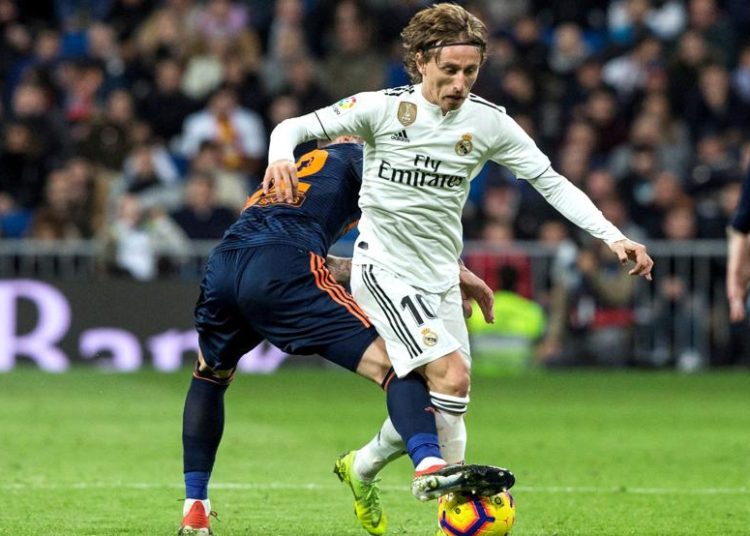 El Real Madrid superó al Valencia pero sigue quinto en La Liga