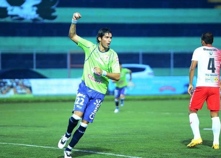 Sebastián «El Loco» Abreu, ex Santa Tecla FC, jugará en su 28° equipo, a sus 42 años