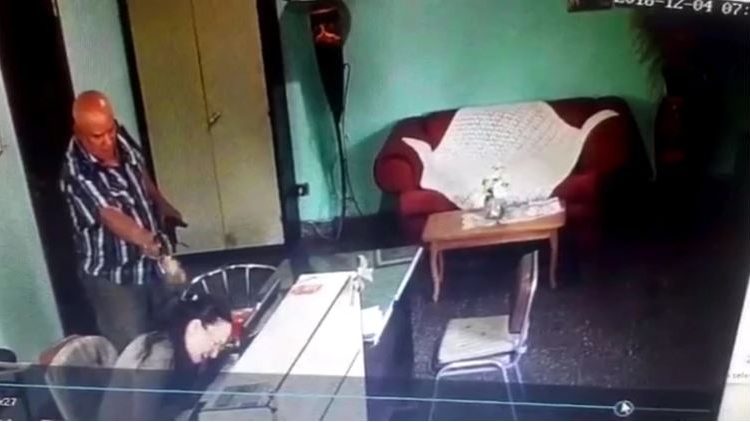 [IMÁGENES SENSIBLES] Mató a quemarropa a su secretaria cuando ella descubrió que robaba a la empresa