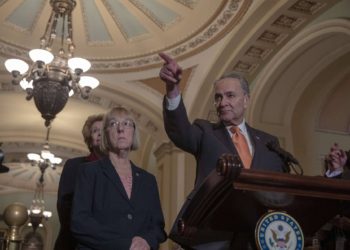 Senado de EE.UU. aprueba presupuesto temporal pero le niega a Trump dinero para el muro