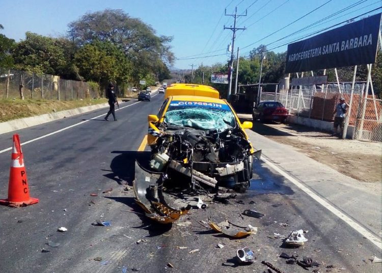 Conductor realiza viraje imprudente y es impactado por un taxista en Chalatenango