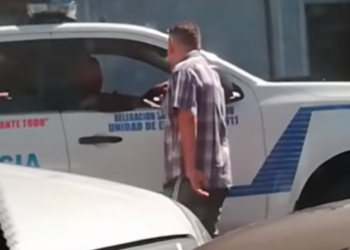 Hombre que aparece en vídeo entregando «algo» a policía, es detenido en la Tutunichapa
