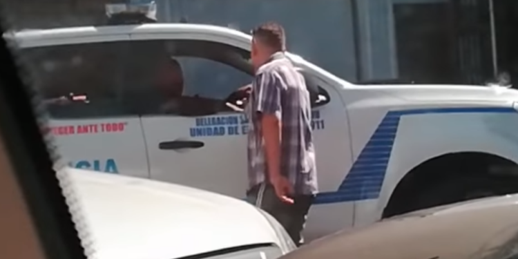 Hombre que aparece en vídeo entregando «algo» a policía, es detenido en la Tutunichapa