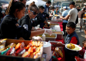 Los chefs que cocinaron una paella navideña para los migrantes en Tijuana