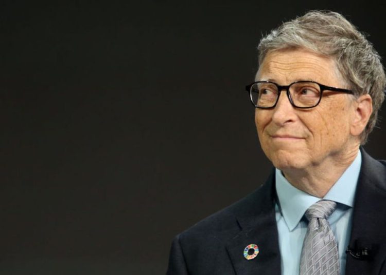 Foto de Bill Gates haciendo cola por una hamburguesa se hace viral