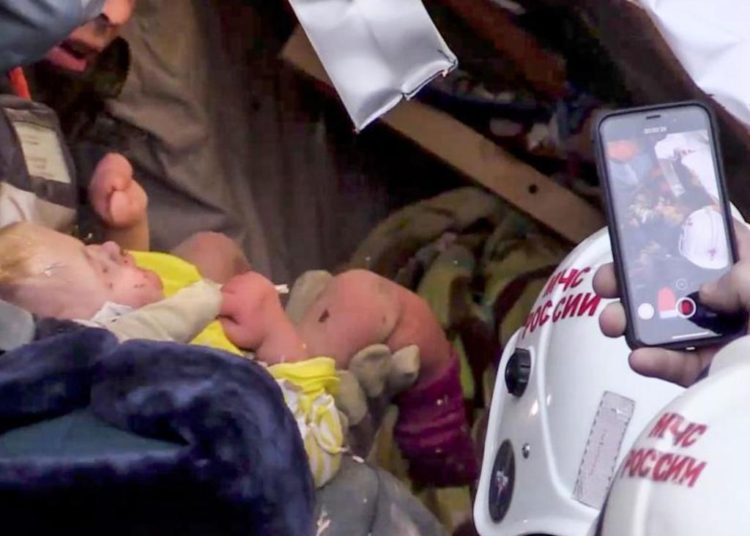 VIDEO: Rescatan vivo a bebé de 11 meses tras 35 horas bajo escombros del edificio colapsado en Rusia