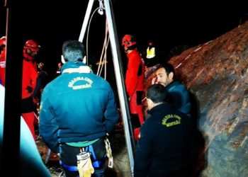 (VIDEO) Revelan primeras imágenes del interior de un pozo donde está atrapado un niño de 2 años en España