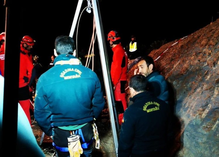 (VIDEO) Revelan primeras imágenes del interior de un pozo donde está atrapado un niño de 2 años en España