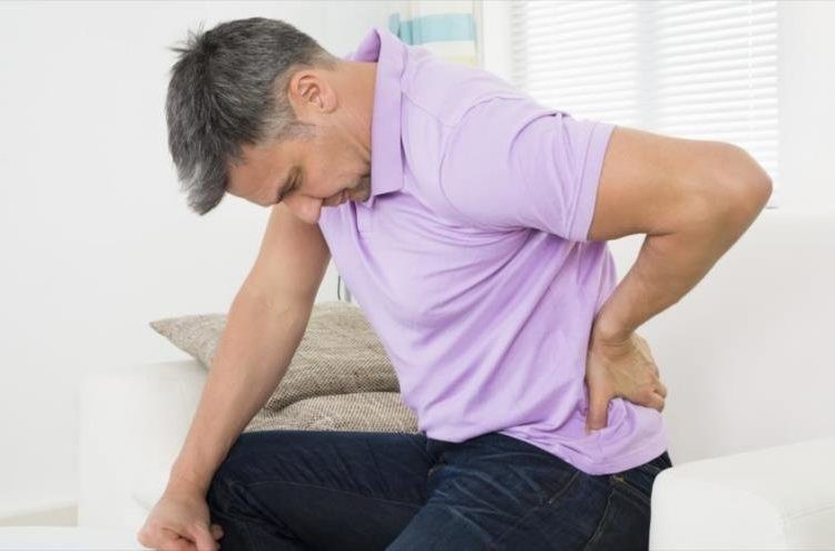 Se inyecta semen en el brazo para curar su dolor de espalda y acaba en el hospital