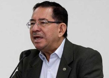 Eugenio Chicas renuncia a la militancia del FMLN, ante presiones de Hugo Martínez