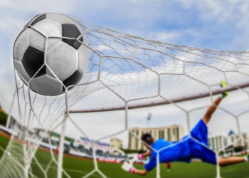 (VIDEO) El golazo de un norirlandés desde más de 60 metros de la portería