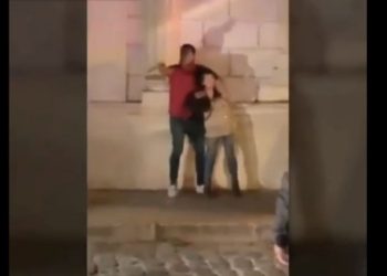 (IMÁGENES FUERTES) Hombre apuñala a su novia embarazada ante la mirada de policías y testigos