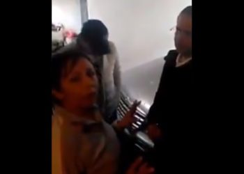 (VIDEO) Un alcalde acude a la casa de una ciudadana para reclamarle por un comentario de Facebook