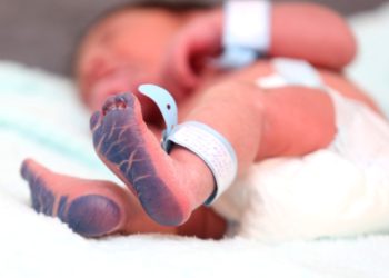 Autoridades del ISSS premian al primer bebé del año