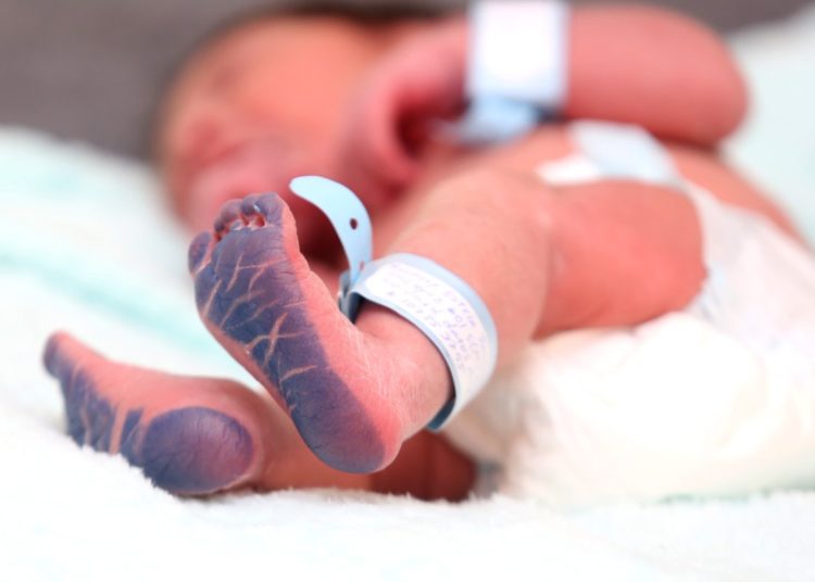 Autoridades del ISSS premian al primer bebé del año