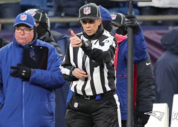 Sarah Thomas se convirtió en la primera mujer en arbitrar los playoffs de la NFL