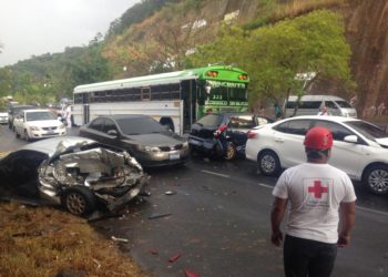 Aparatoso accidente en carretera Panamericana deja un menor lesionado