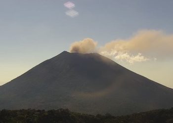 (VIDEO) Así se ve desde un dron la emanación de gases y ceniza del volcán de San Miguel