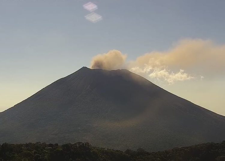(VIDEO) Así se ve desde un dron la emanación de gases y ceniza del volcán de San Miguel