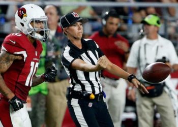 Ella es la primera mujer que juzgará un juego de playoffs en la historia de la NFL