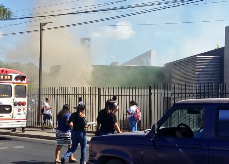 (VIDEO) Incendio consume local de Dollar City en Soyapango