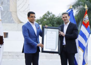 Alcalde Ernesto Muyshondt entregó las llaves de la Ciudad a su homólogo de Santo Domingo, David Collado.